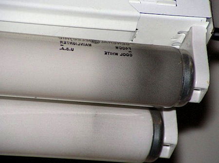 Q & A of the Day – Why is this fluorescent lamp blackening at the ends?