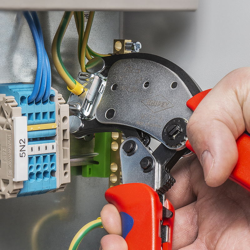Crimping from any angle: The KNIPEX Twistor16® handles the awkward jobs