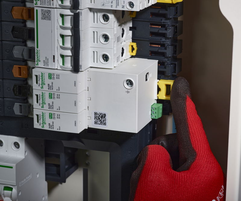 Schneider Electric launches industry-first ‘plug and play’ surge protection sevice in the UK 