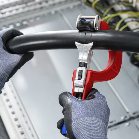 Handling heavy cable with ease: The new KNIPEX STX60